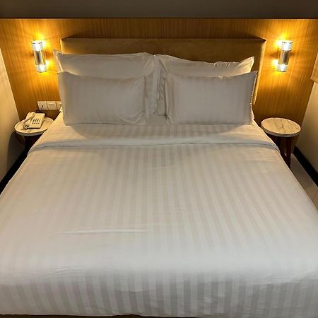 D'Primahotel Jemursari Surabaya Exteriör bild