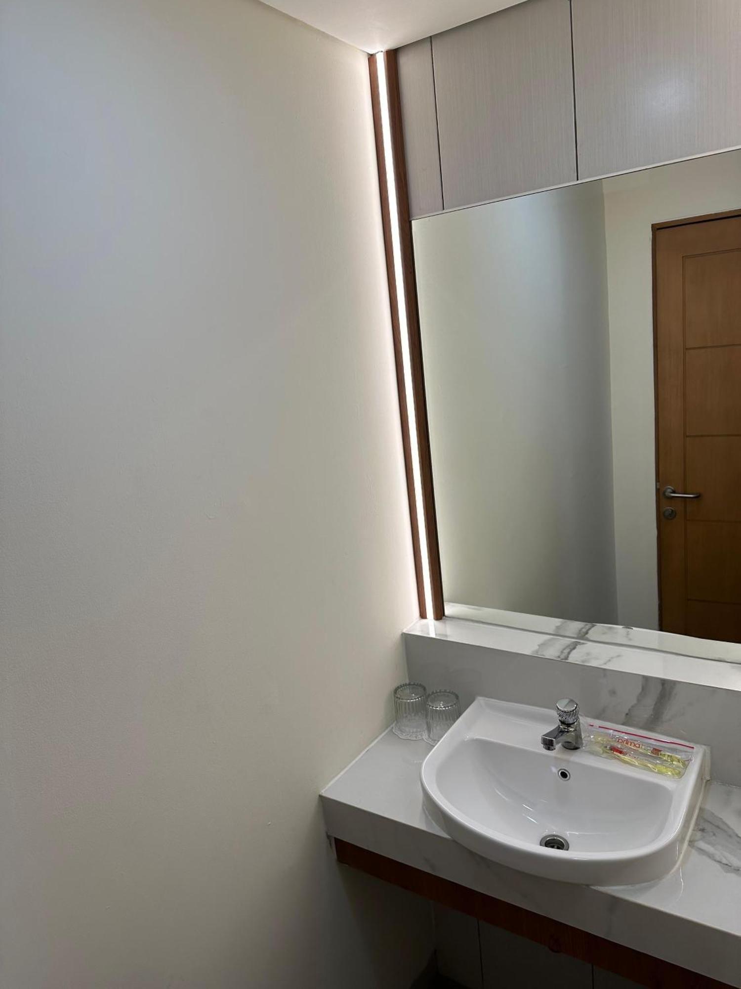 D'Primahotel Jemursari Surabaya Exteriör bild