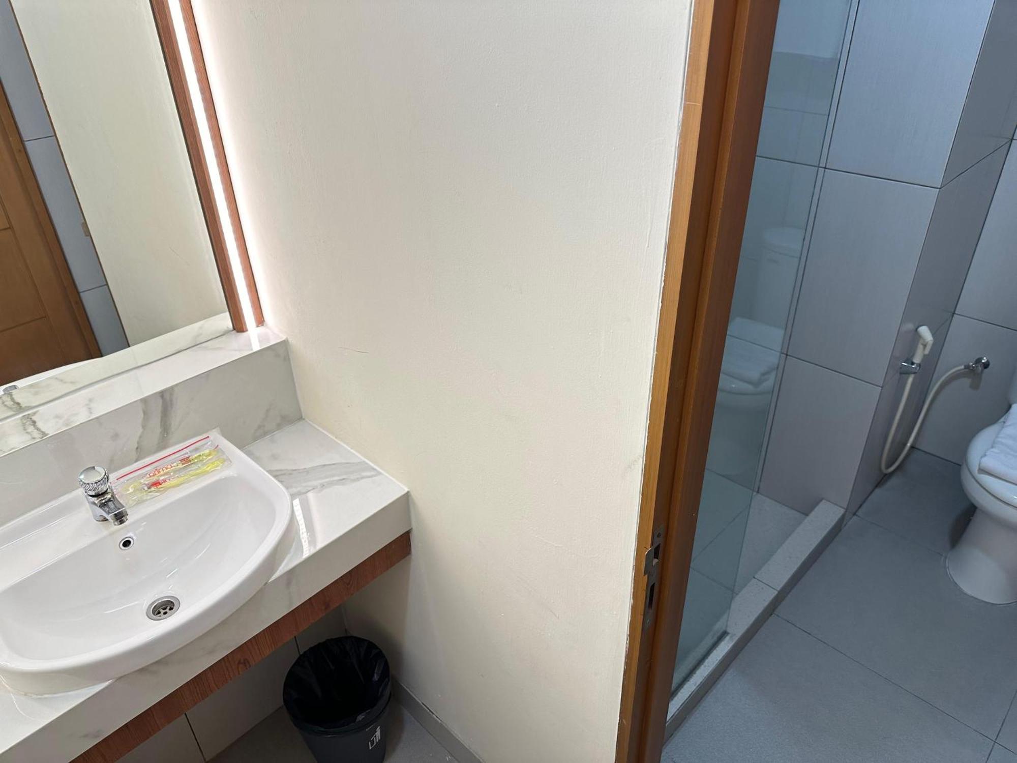 D'Primahotel Jemursari Surabaya Exteriör bild