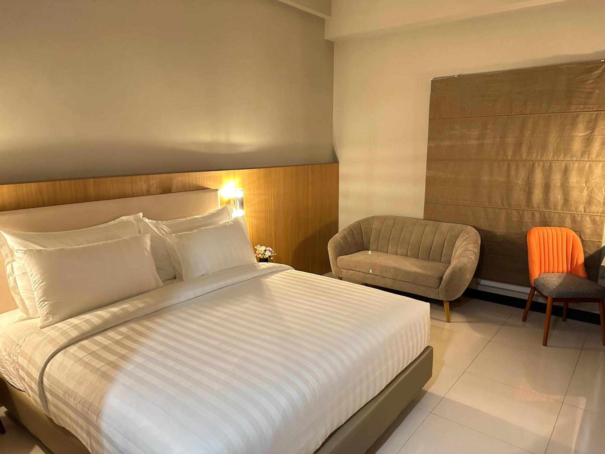 D'Primahotel Jemursari Surabaya Exteriör bild