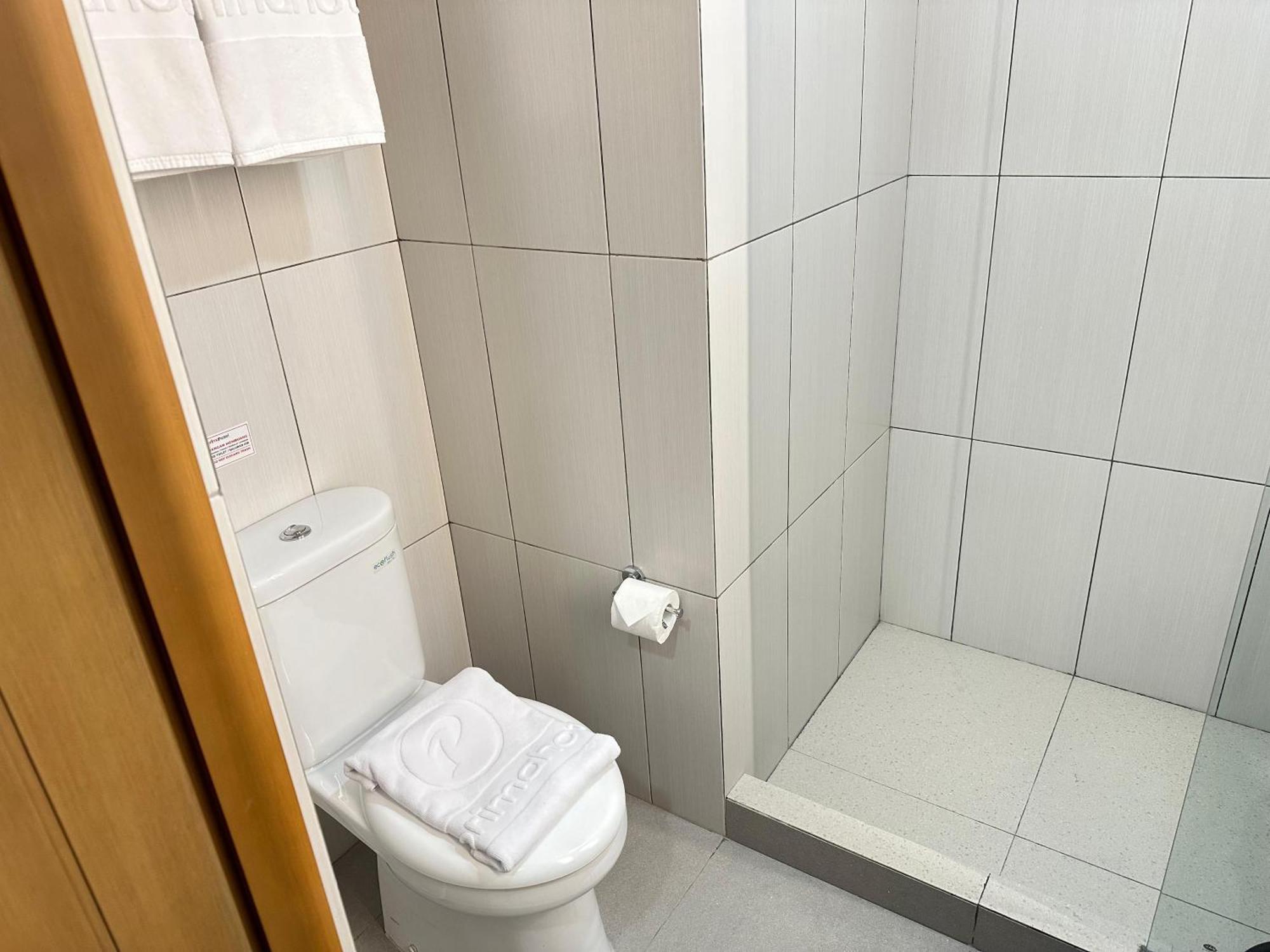 D'Primahotel Jemursari Surabaya Exteriör bild
