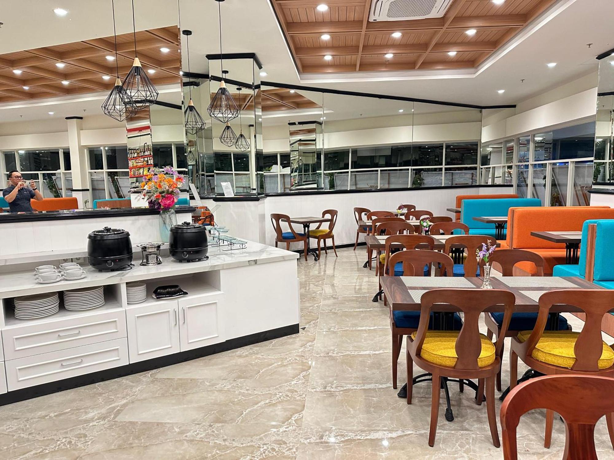 D'Primahotel Jemursari Surabaya Exteriör bild